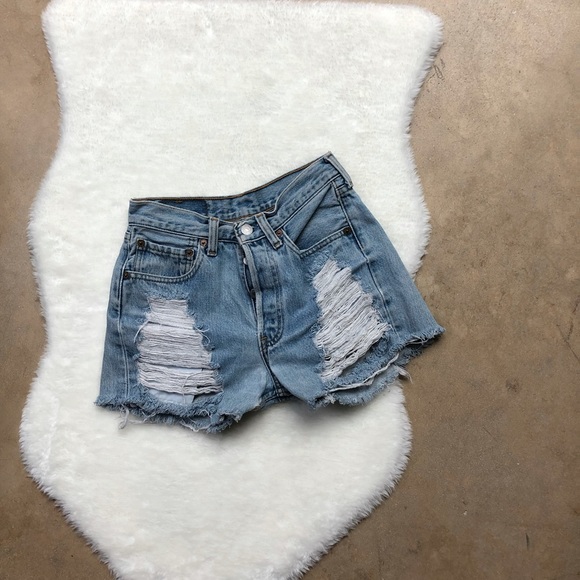 Vintage Levi’s Shorts - Picture 3 of 6